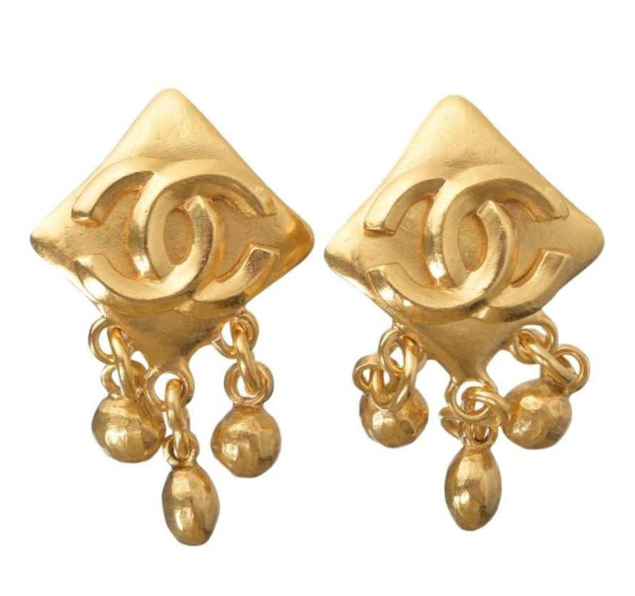 CHANEL 96P Gold tone in Coco Rare Dangel Mark Earring Vintage: CHANEL 96P Gold tone in Coco Rare Dangel Mark Earring Vintage Item Specifics: Brand: CHANEL Type: Earrings Closure: Clip-On Color: Gold Style: Dangle/Drop Material: Metal Materials Sourced From: