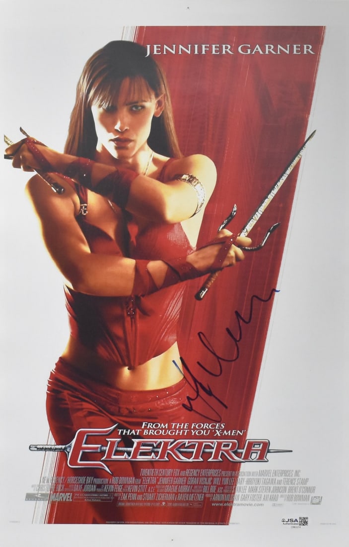 Jennifer Garner Autographed/ Signed 11x17 Poster Elecktra JSA 211926: Jennifer Garner Autographed/ Signed 11x17 Poster Elecktra JSA 211926 Jennifer Garner's iconic portrayal of Elektra in the JSA comic book series comes to life on this 11x17 poster, signed by the talent