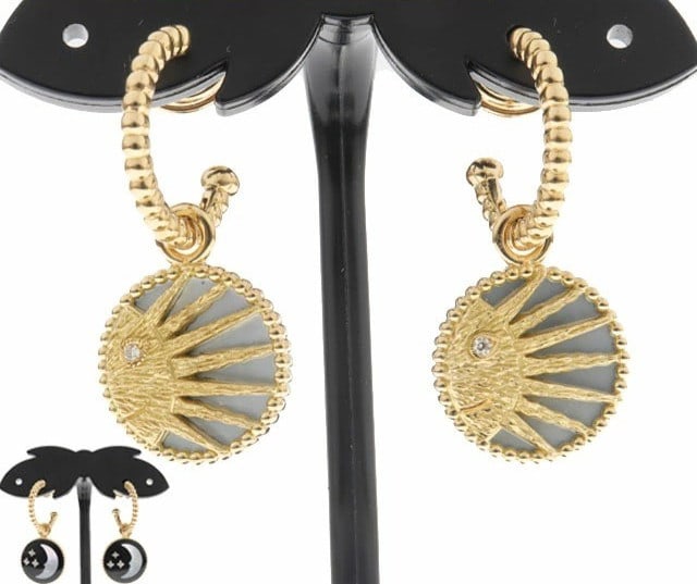 Christian Dior Rose Celeste Reversible Diamond MOP Onyx 18k Yellow Gold Earring: Christian Dior Rose Celeste Reversible Diamond MOP Onyx 18k Yellow Gold Earring Item Specifics: Shape: Round Closure: La Pousette Occasion: Anniversary Birthday Christening Mother's Day Valentine's Da