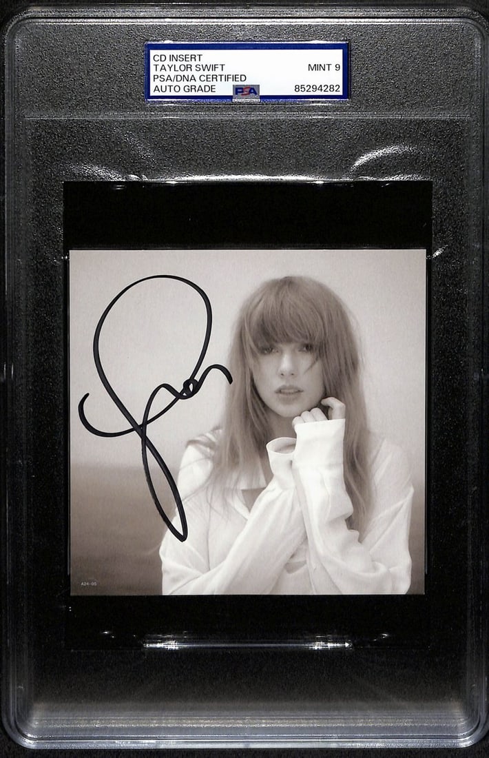 Taylor Swift Signed/ Auto CD Insert 4.75x4.75 B/ W Photo PSA/ DNA MINT 9 190870: Taylor Swift Signed/ Auto CD Insert 4.75x4.75 B/ W Photo PSA/ DNA MINT 9 190870 Signed CD insert featuring a black and white photo, PSA authentication, and DNA testing results. This item measures