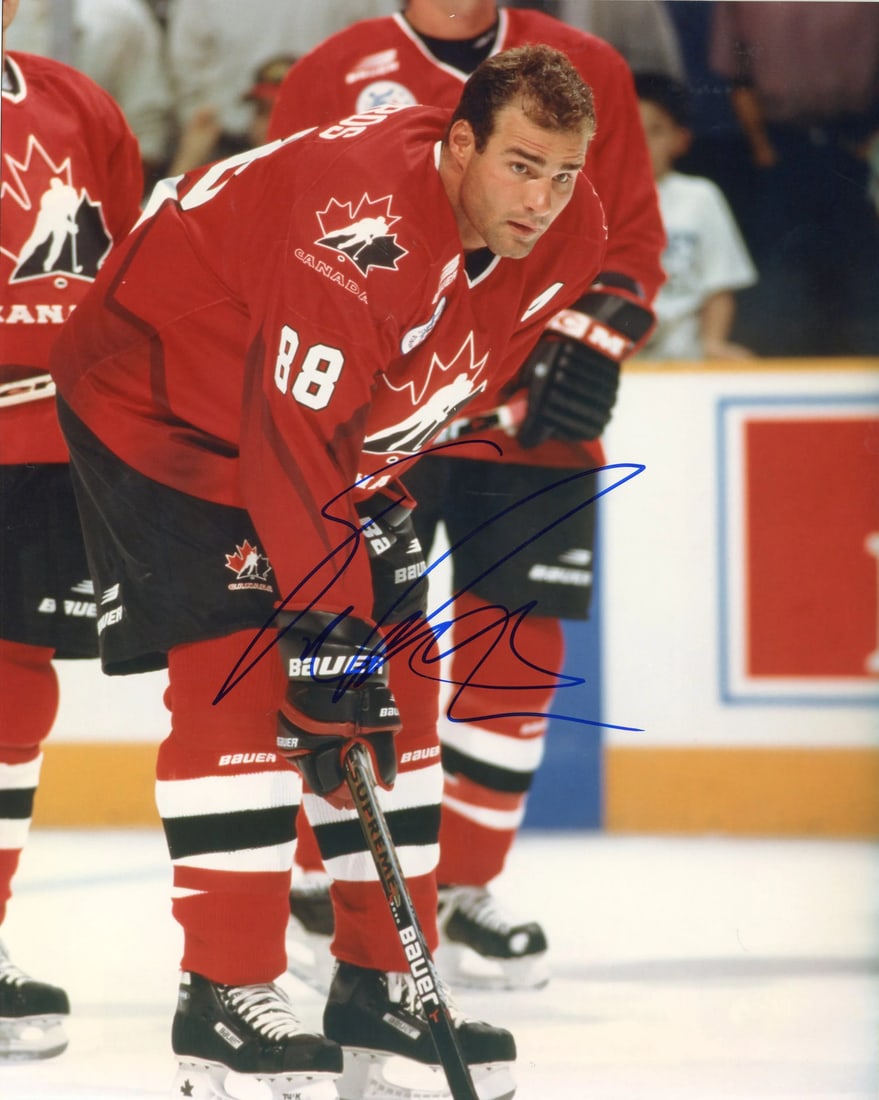 Eric Lindros Autographed 8x10 Photo: Eric Lindros Autographed 8x10 Photo Eric Lindros' sharpie signature across the front of this 8x10 photo adds a touch of authenticity to this unique piece. The photo, measuring 8 inches by 10 inches, p