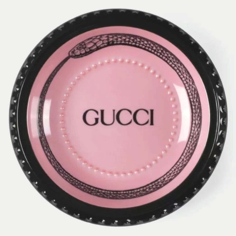 Pink Snake Gucci Plate Ouroboros Italy Rare Small Box With Collectible Container: Pink Snake Gucci Plate Ouroboros Italy Rare Small Box With Collectible Container Item Specifics: Brand: Gucci Type: Ashtray/Serving Tray Color: Pink Material: Porcellana Product Disclaimer: Measuremen