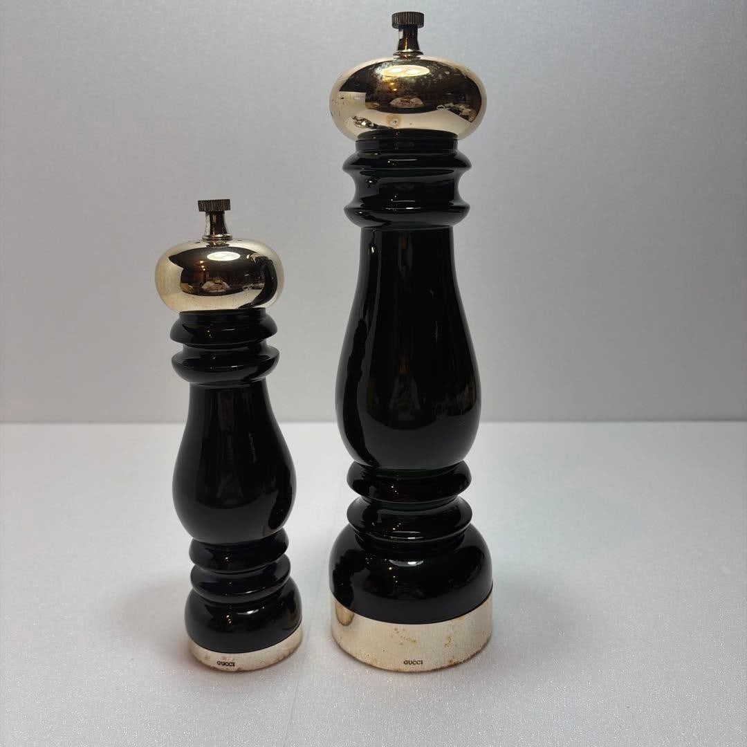 Gucci Vintage Pepper Mill 2 Piece Set GG Logo Made in Italy Kitchen Decor: Gucci Vintage Pepper Mill 2 Piece Set GG Logo Made in Italy Kitchen Decor Item Specifics: Primary Material: Wood Color: Black Material: Wood Silver California Prop 65 Warning: No Brand: GUCCI Language