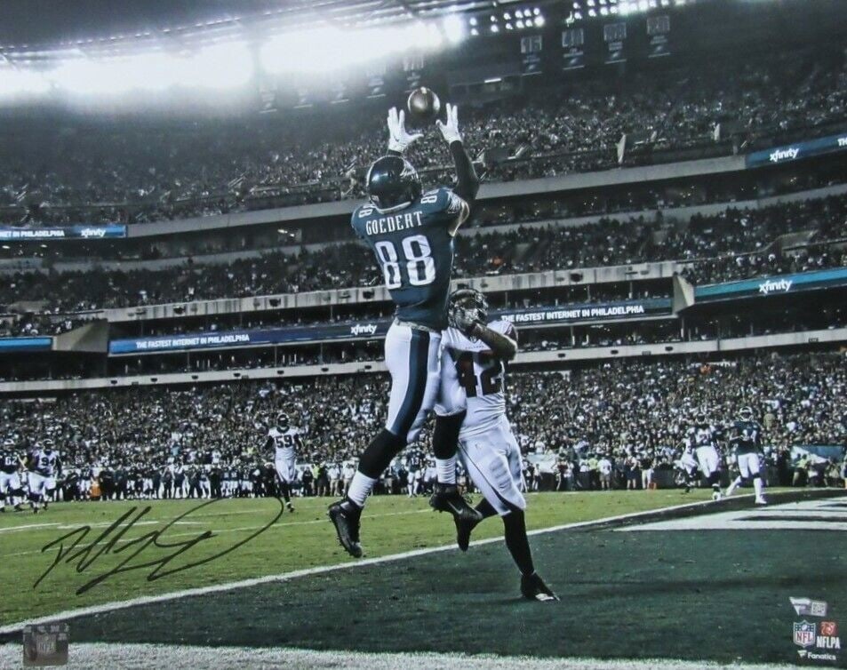 Dallas Goedert Autographed 16x20 Photo Philadelphia Eagles Fanatics 176768: Dallas Goedert Autographed 16x20 Photo Philadelphia Eagles Fanatics 176768 Authentic Dallas Goedert signed photo, measuring 16x20 inches and officially licensed by Fanatics Authentic. This unique piec