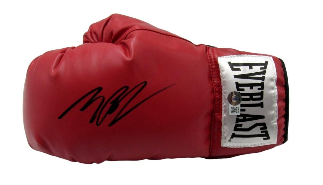 Michael B. Jordan Autographed Red Left Boxing Glove "Creed" Beckett 181198: Michael B. Jordan Autographed Red Left Boxing Glove "Creed" Beckett 181198 Signed by Saquon Barkley, this official NFL helmet features an autographed red left boxing glove from the Penn State Nittany 