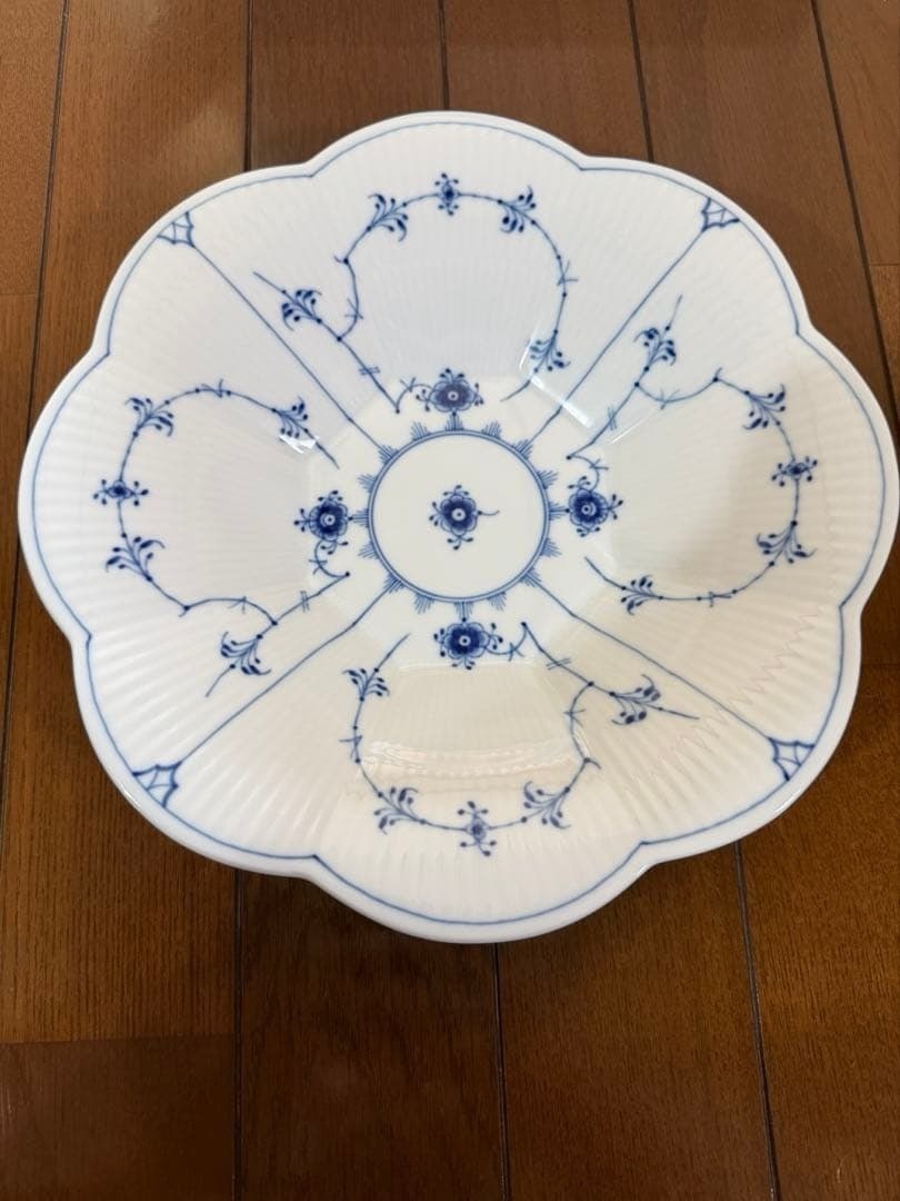 Royal Copenhagen Blue Fluted Petal Porcelain Bowl 10in Serving Dish: Royal Copenhagen Blue Fluted Petal Porcelain Bowl 10in Serving Dish Item Specifics: Number Of Items In Set: NA Number Of Compartments: NA Shape: Round plate Occasion: NA Item Length: 10 in Personalize