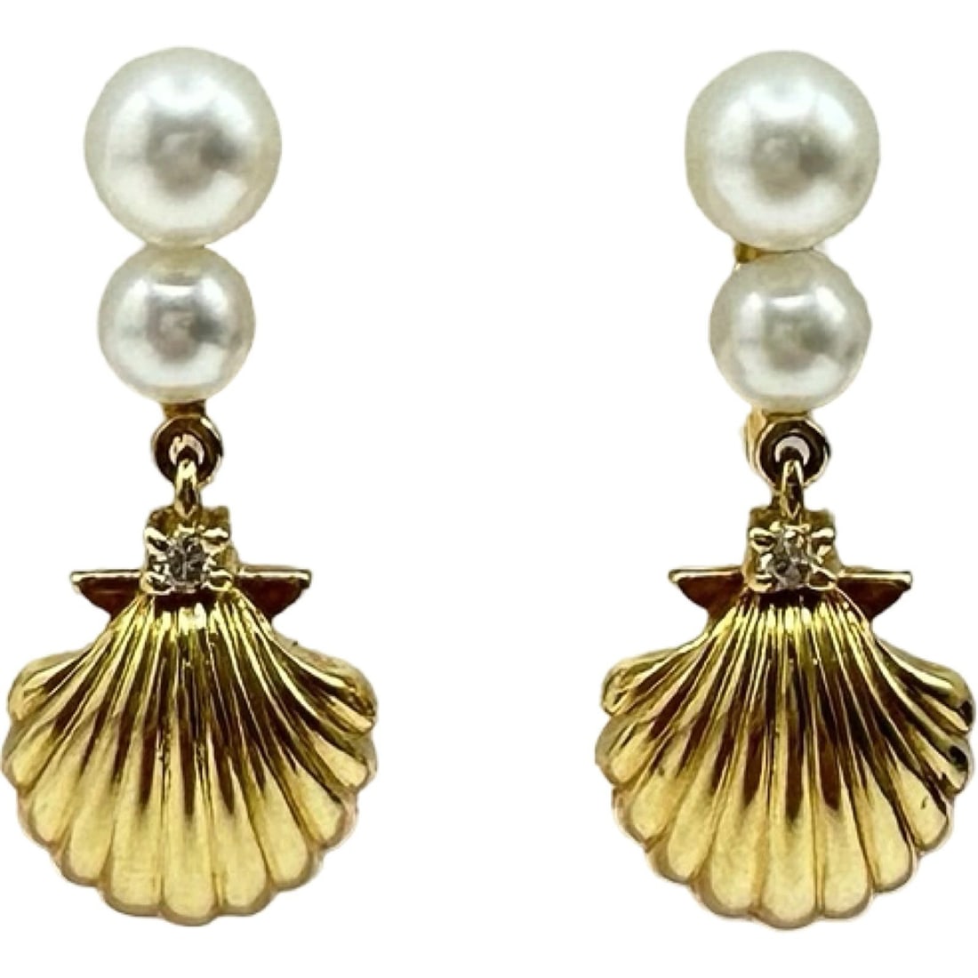 Vintage pearl diamond earrings in 18k yellow gold shell motif dangle drop: Vintage pearl diamond earrings in 18k yellow gold shell motif dangle drop Item Specifics: Shape: Shell Closure: Screw Back Occasion: Anniversary Birthday Christening Mother's Day Valentine's Day Weddi
