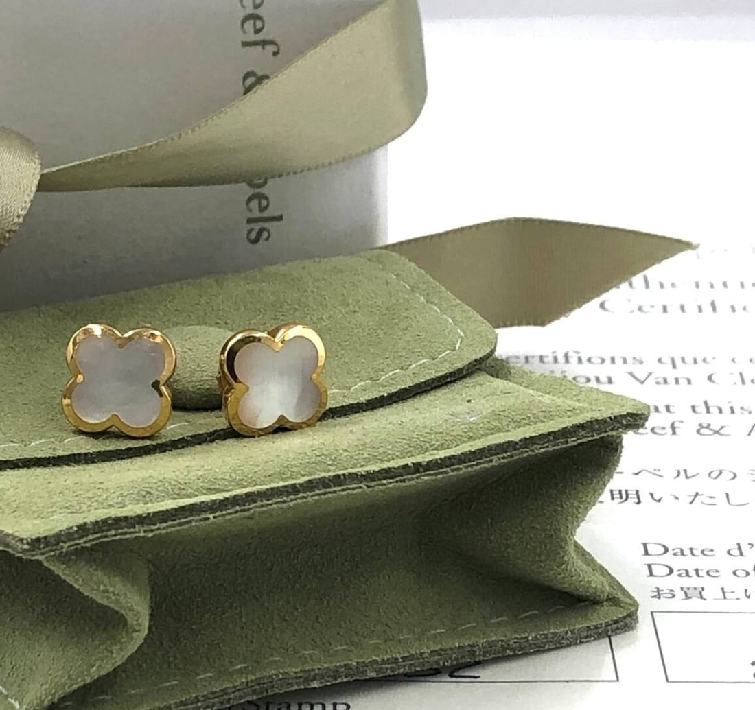 Van Cleef Arpels Pure Alhambra Mother of Pearl 18k Yellow Gold Earrings BoxPaper: Van Cleef Arpels Pure Alhambra Mother of Pearl 18k Yellow Gold Earrings BoxPaper Item Specifics: Antique: No Shape: Clover Closure: La Pousette Occasion: Anniversary Birthday Christening Christmas Con