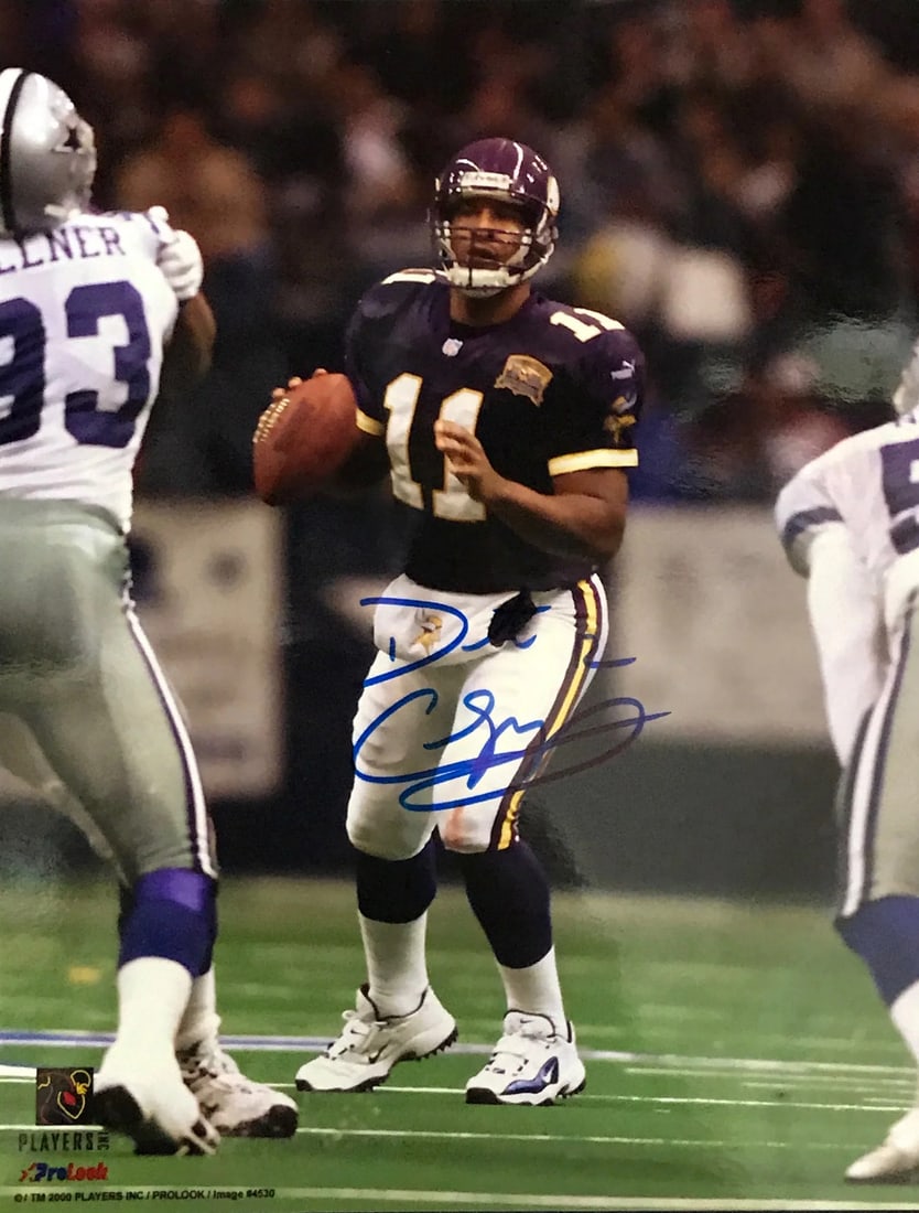 Daunte Culpepper Autographed 8x10 Football Photo: Daunte Culpepper Autographed 8x10 Football Photo Daunte Culpepper's sharpie signature adds a touch of personal flair to this 8x10 football photo, capturing the essence of the Minnesota Vikings legend.
