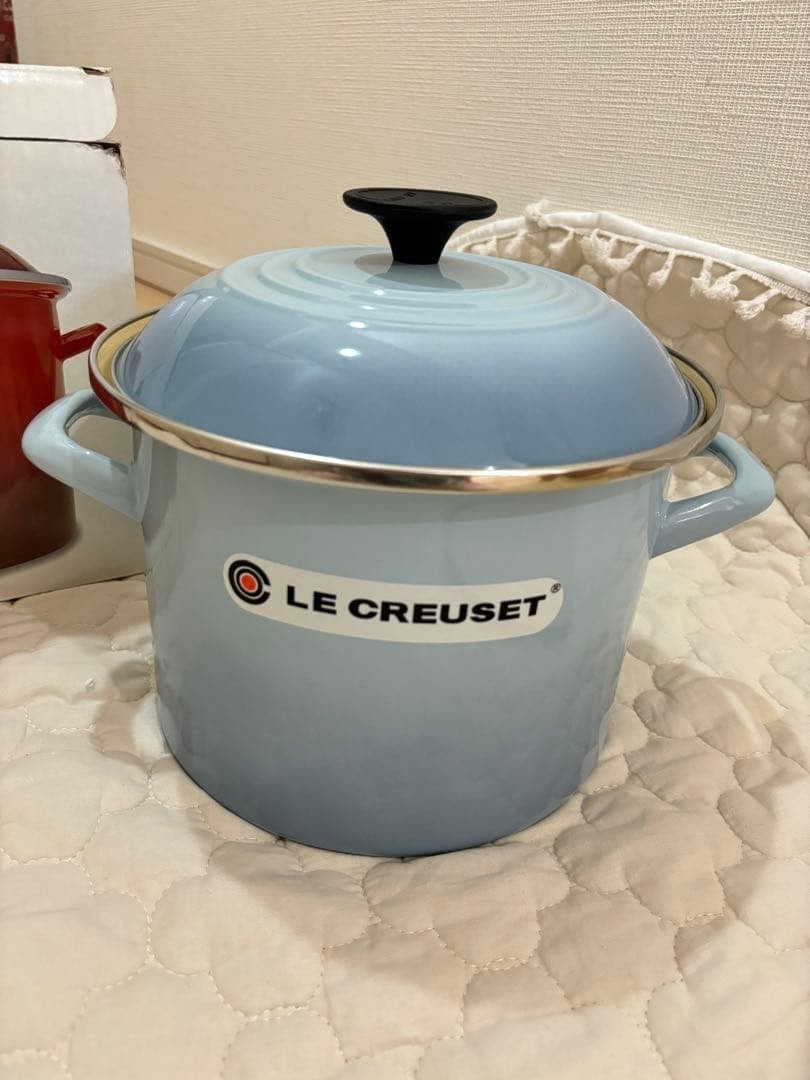 Cast iron casserole with lid light blue stockpot 7.9in large: Cast iron casserole with lid light blue stockpot 7.9in large Item Specifics: Color: Light Blue Item Diameter: 20 cm Set Includes: Lid Brand: Le Creuset Type: Casserole Pot Surface Coating: Cream Inter