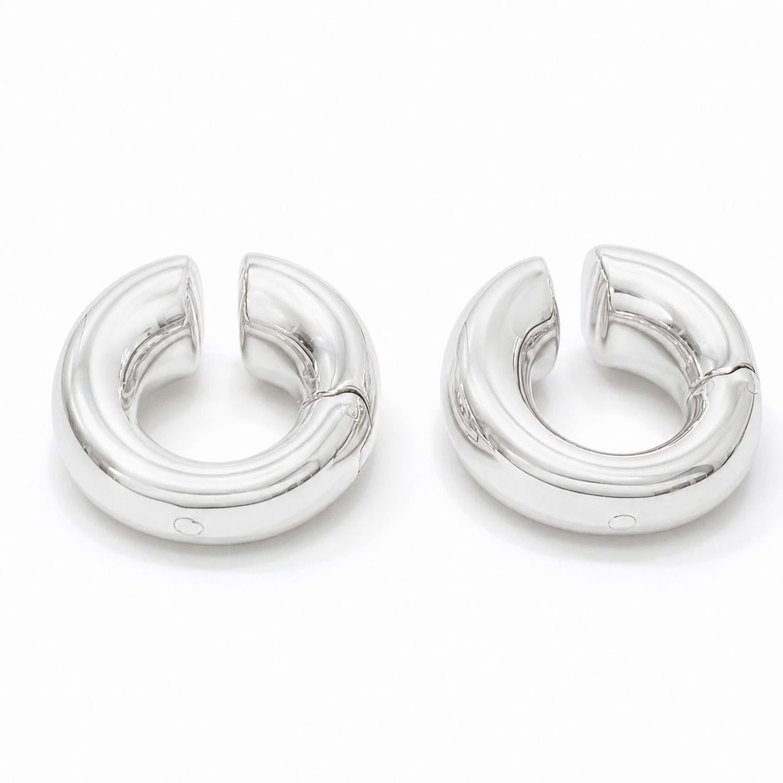 Pomellato Iconica 18k White Gold Bold Hoop Earrings 10.9g Hallmarked: Pomellato Iconica 18k White Gold Bold Hoop Earrings 10.9g Hallmarked Item Specifics: Antique: No Shape: Circle Occasion: Anniversary Birthday Christening Christmas Confirmation/Communion Engagement Fa