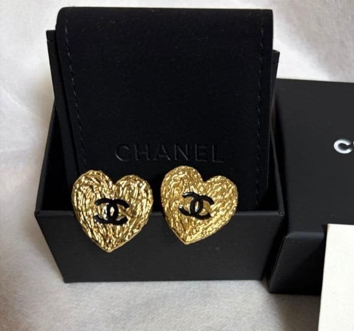 Coco Chanel Vintage Stud Motif CC Heart Mark Earring with Box: Coco Chanel Vintage Stud Motif CC Heart Mark Earring with Box Item Specifics: Brand: CHANEL Type: Earrings Shape: Heart Closure: Stud Color: Gold Style: Stud Material: Metal Main Stone: Faux Pearl Rhi