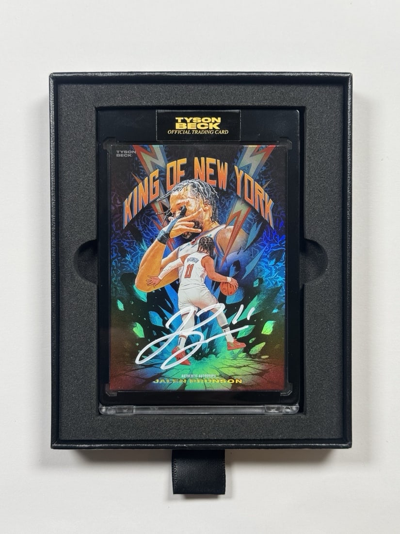 2026 JALEN BRUNSON X TYSON BECK KING OF NEW YORK NIGHT FOIL AUTO/ 10: 2026 JALEN BRUNSON X TYSON BECK KING OF NEW YORK NIGHT FOIL AUTO/ 10 Standard Autographed Night Foil Card Featuring Jalen Brunson, Signed by the Player Himself. This highly limited print (1/10)