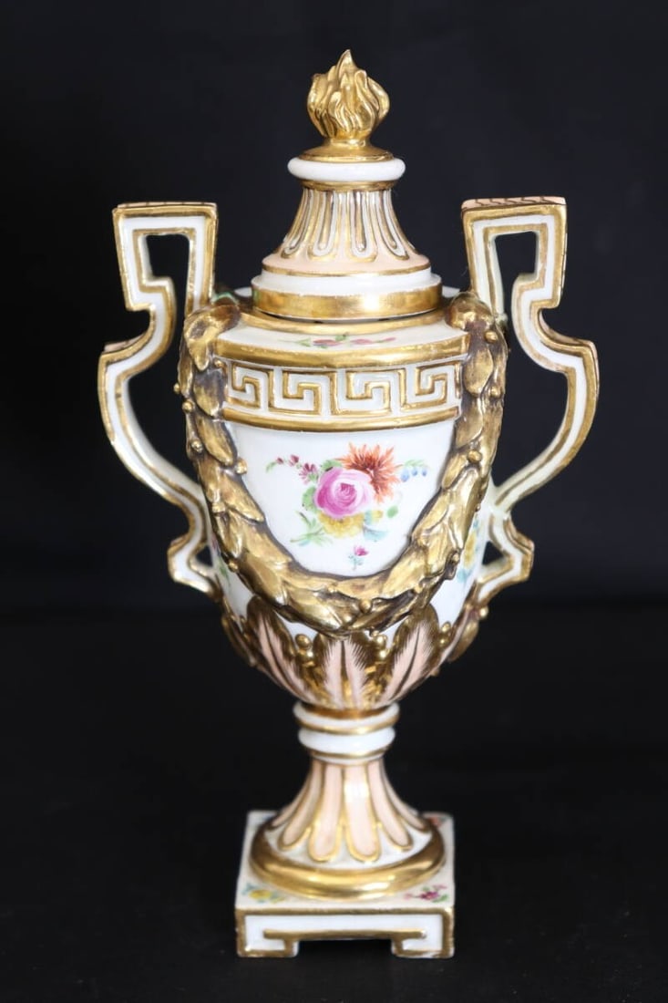 Double Eared Vase Gilded Porcelain Festoon Lidded Antique Meissen: Double Eared Vase Gilded Porcelain Festoon Lidded Antique Meissen Item Specifics: Artist: NA Antique: NA Shape: NA Signed By: NA Occasion: NA Size: NA Item Length: NA Glassmaking Technique: NA Vintage