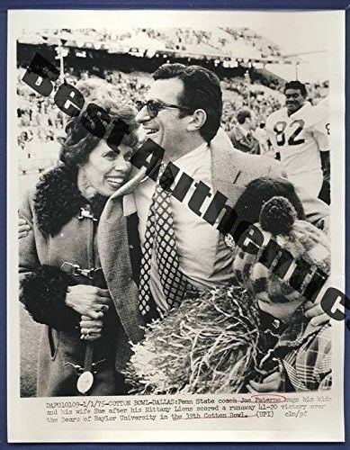 Joe Paterno Cotton Bowl 8x10 1975 Wire/ Press Photo: Joe Paterno Cotton Bowl 8x10 1975 Wire/ Press Photo Wire/press photo of Joe Paterno in the Cotton Bowl, dated 1975. This 8x10 inch image captures a moment from Paterno's coaching career, showcasing hi