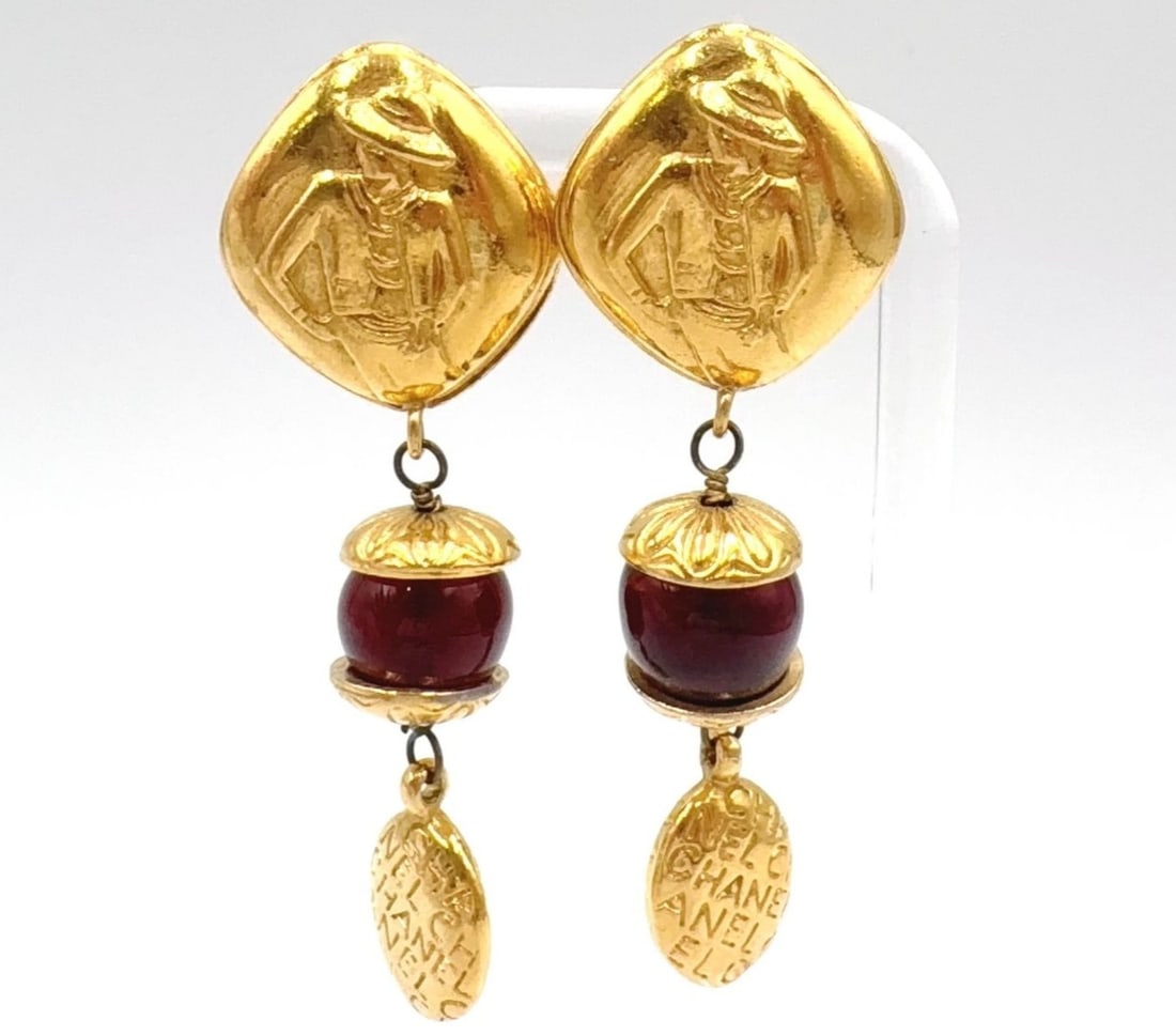 Mademoiselle Chanel Gripoix earrings 3 inches gold plated vintage red: Mademoiselle Chanel Gripoix earrings 3 inches gold plated vintage red Item Specifics: Brand: CHANEL Closure: Clip-on Color: Gold Style: Earrings Material: Metal Metal: Gold Plated Main Stone: Gripoix 