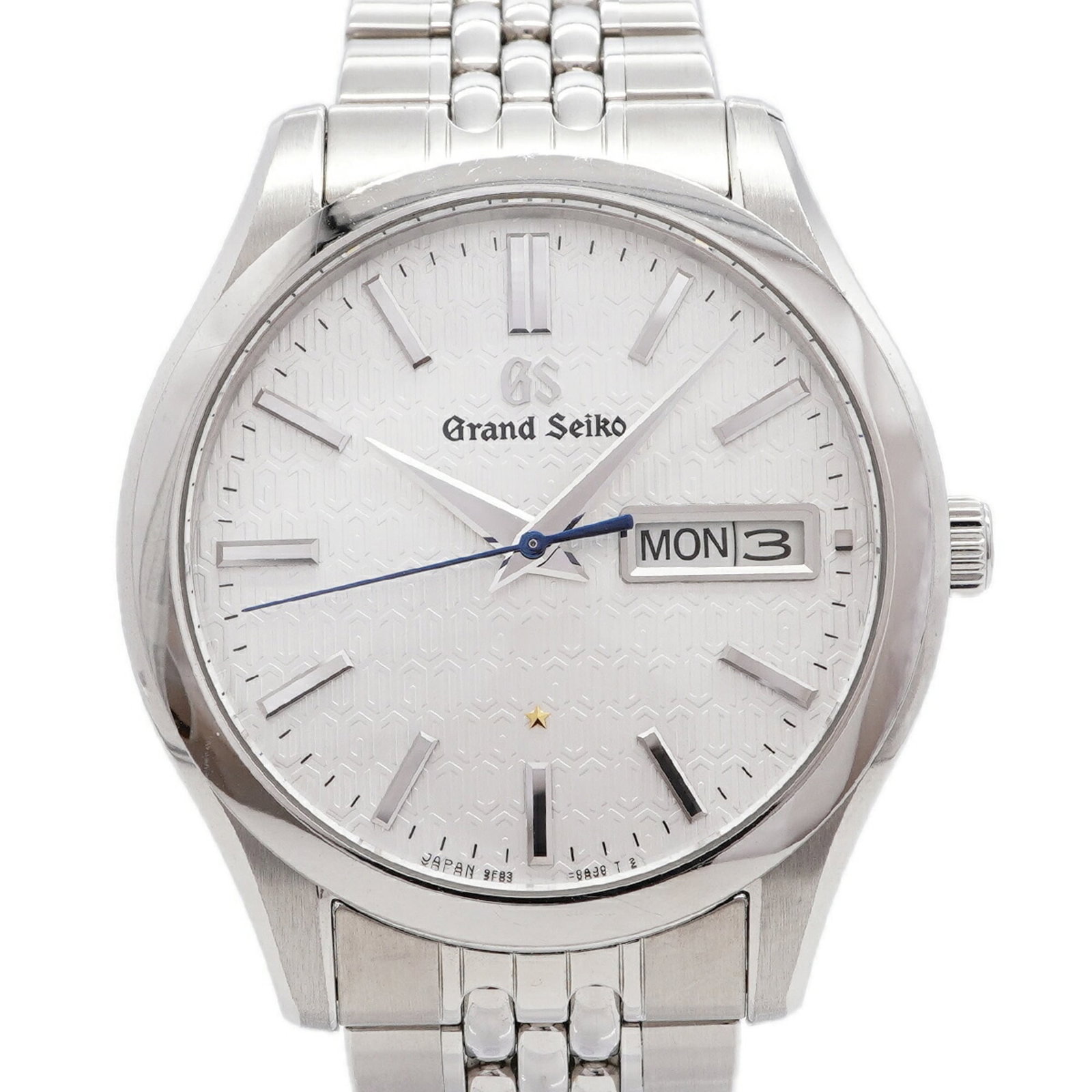 Seiko Wristwatch: Seiko Wristwatch Stainless steel band and silver dial make for a sleek, modern look. This Seiko quartz watch boasts a compact 39mm case diameter and comfortable 15.5cm wrist size, perfect for everyday
