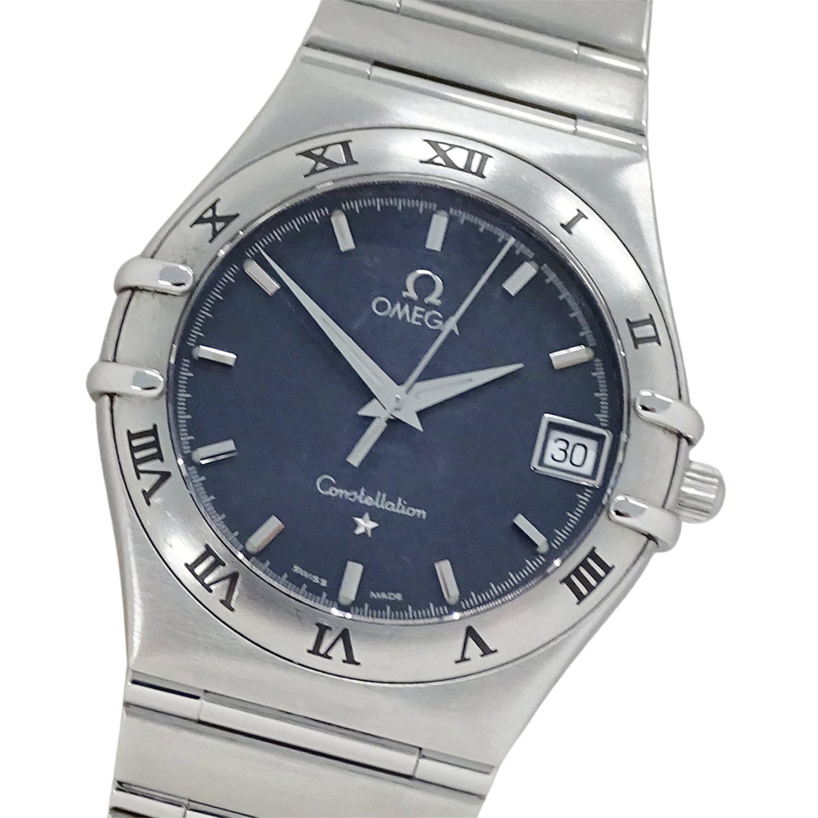 Omega Wristwatch: Omega Wristwatch Stainless steel case and band, the Omega Wristwatch boasts a sleek design with a navy dial. Measuring 33mm in diameter, it fits wrists up to 18.5cm in size. A quartz movement powers t