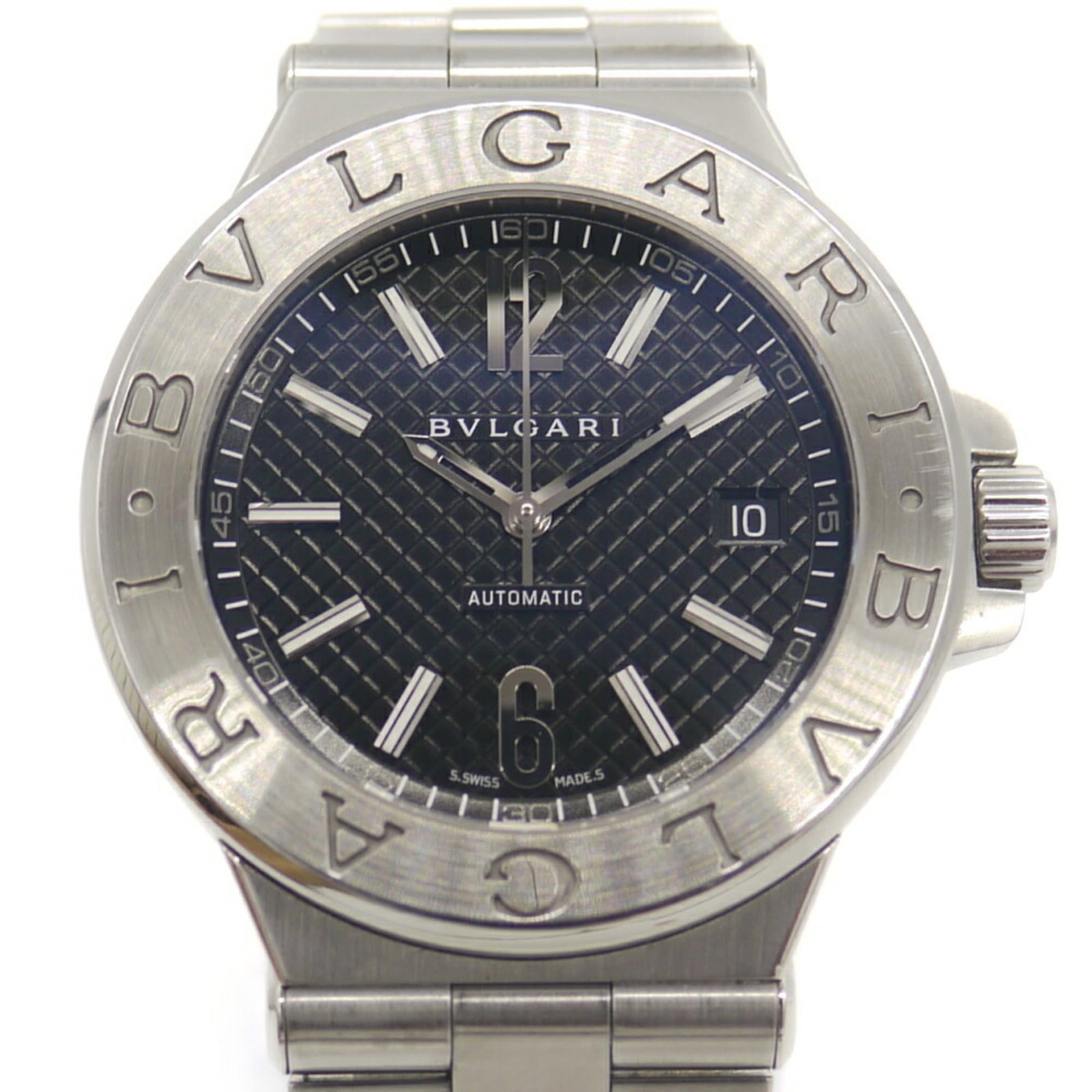 Bvlgari Wristwatch: Bvlgari Wristwatch Stainless steel case and band, the Bvlgari wristwatch boasts a sleek black dial. Powered by self-winding automatic movement, this timepiece stands out with its 40mm diameter and com