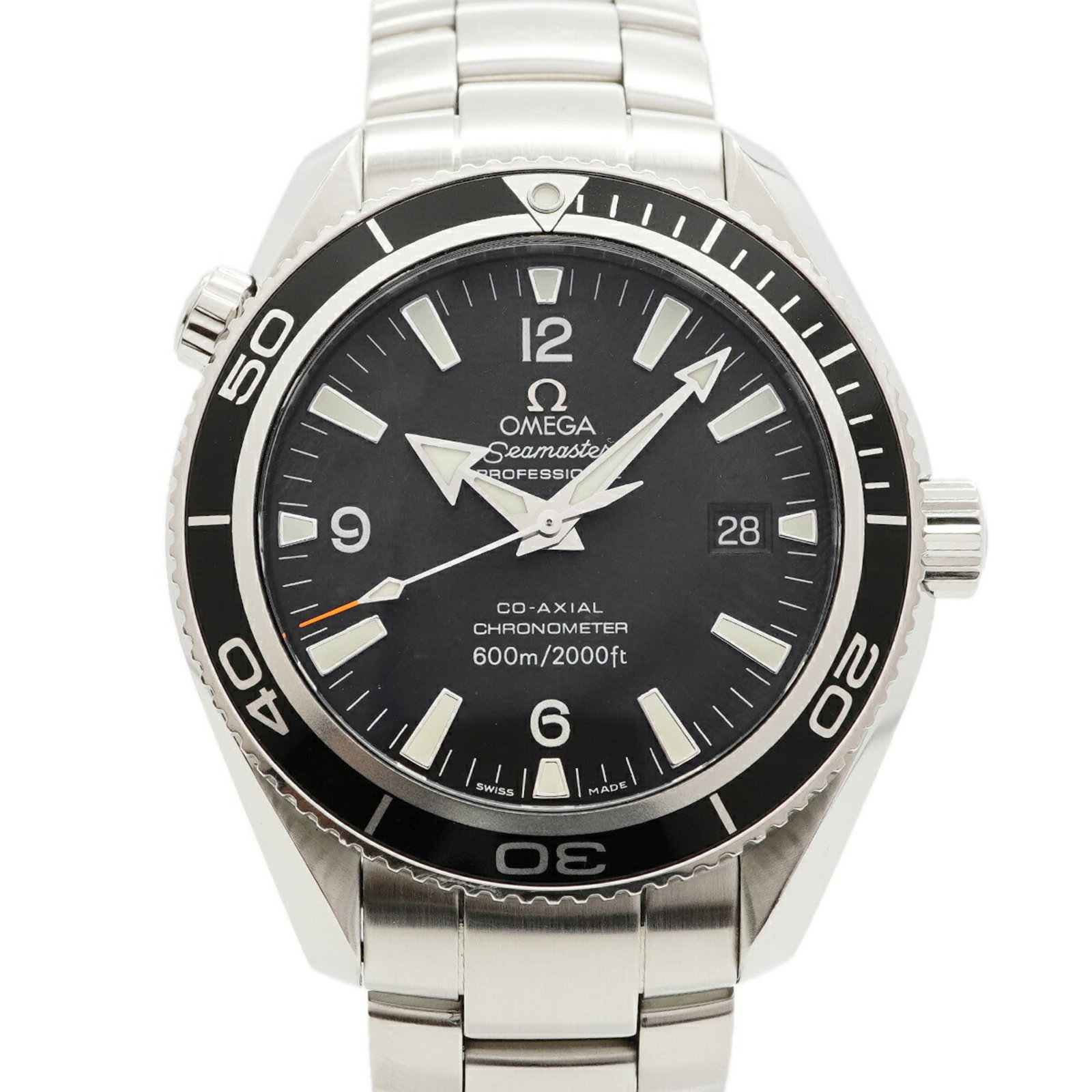 Omega Wristwatch: Omega Wristwatch Stainless steel band and black dial make for a sleek and timeless design. This self-winding automatic Omega wristwatch boasts a 41.8mm case diameter, perfect for those with wrists up 