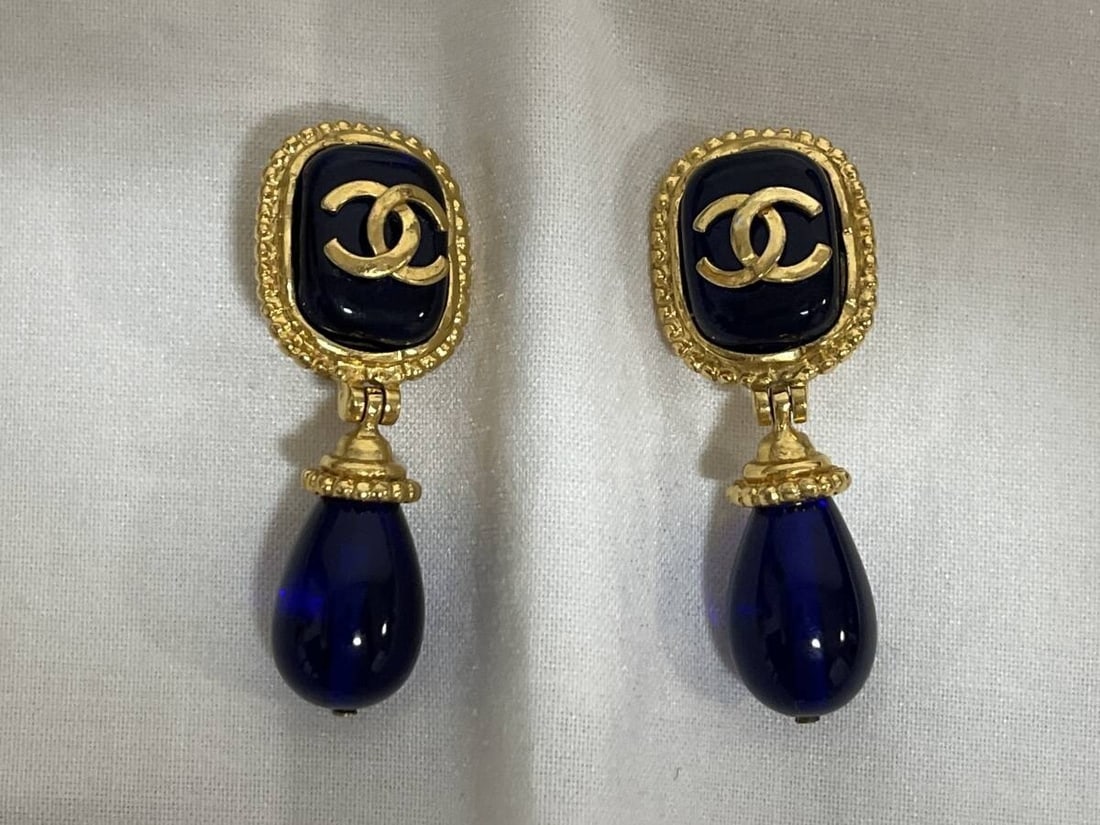 Vintage CHANEL 96A Coco Mark CC Blue Gripoix Clip-on Dangle Earring 2.36 inches: Vintage CHANEL 96A Coco Mark CC Blue Gripoix Clip-on Dangle Earring 2.36 inches Item Specifics: Brand: CHANEL Type: Earrings Closure: Clip-On Color: Gold Style: Earrings Main Stone Color: Blue Materia