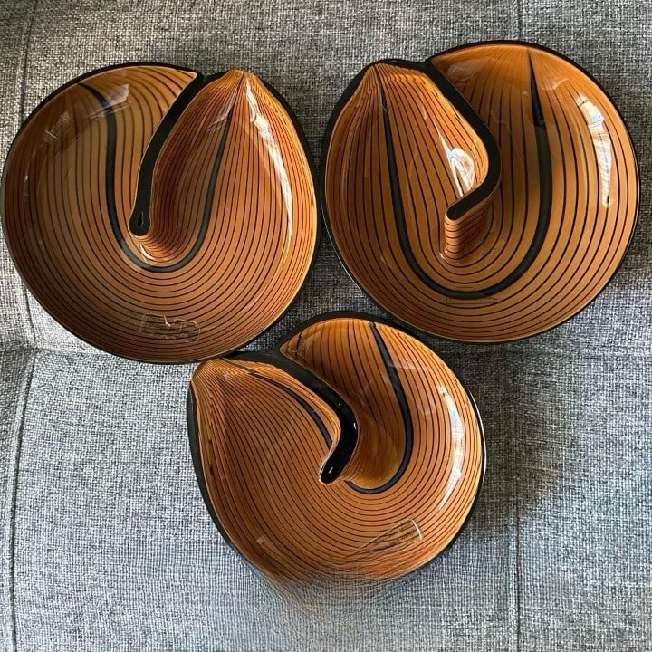 Brown stripe plate set of glass wavy murano international effetre: Brown stripe plate set of glass wavy murano international effetre Item Specifics: Number Of Items In Set: Three-Piece Brand: Murano Glass Type: Plate Occasion: All Occasions Original/Licensed