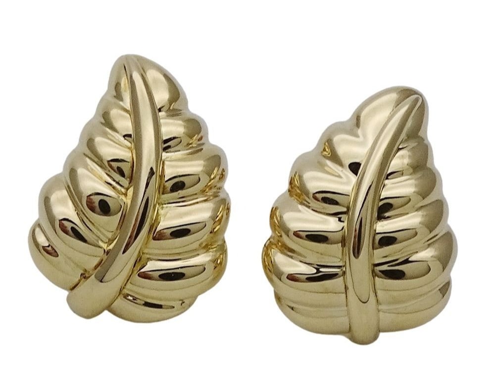Vintage Tiffany & Co Puffed Leaf 18k Yellow Gold Stud Earrings circa1990: Vintage Tiffany & Co Puffed Leaf 18k Yellow Gold Stud Earrings circa1990 Item Specifics: Shape: Leaf Closure: Butterfly Occasion: Anniversary Birthday Christening Christmas Confirmation/Communion Enga