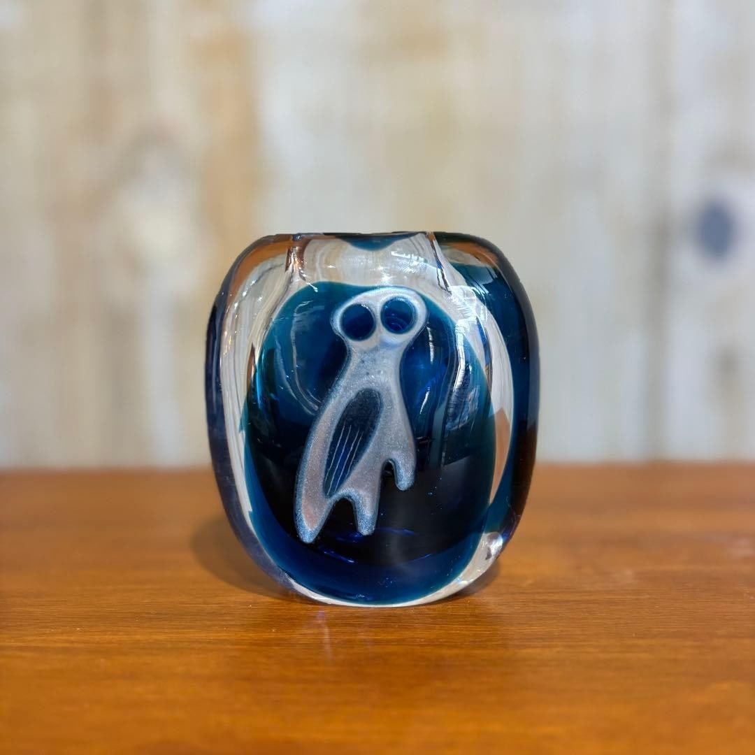 Kosta Boda Flower Vase Vicke Lindstrand Glass Owl Sweden Vintage collectible: Kosta Boda Flower Vase Vicke Lindstrand Glass Owl Sweden Vintage collectible Item Specifics: Brand: Kosta Boda Pattern: 46680 Type: Vase Original/Licensed Reproduction: Original Color: Blue Material: 