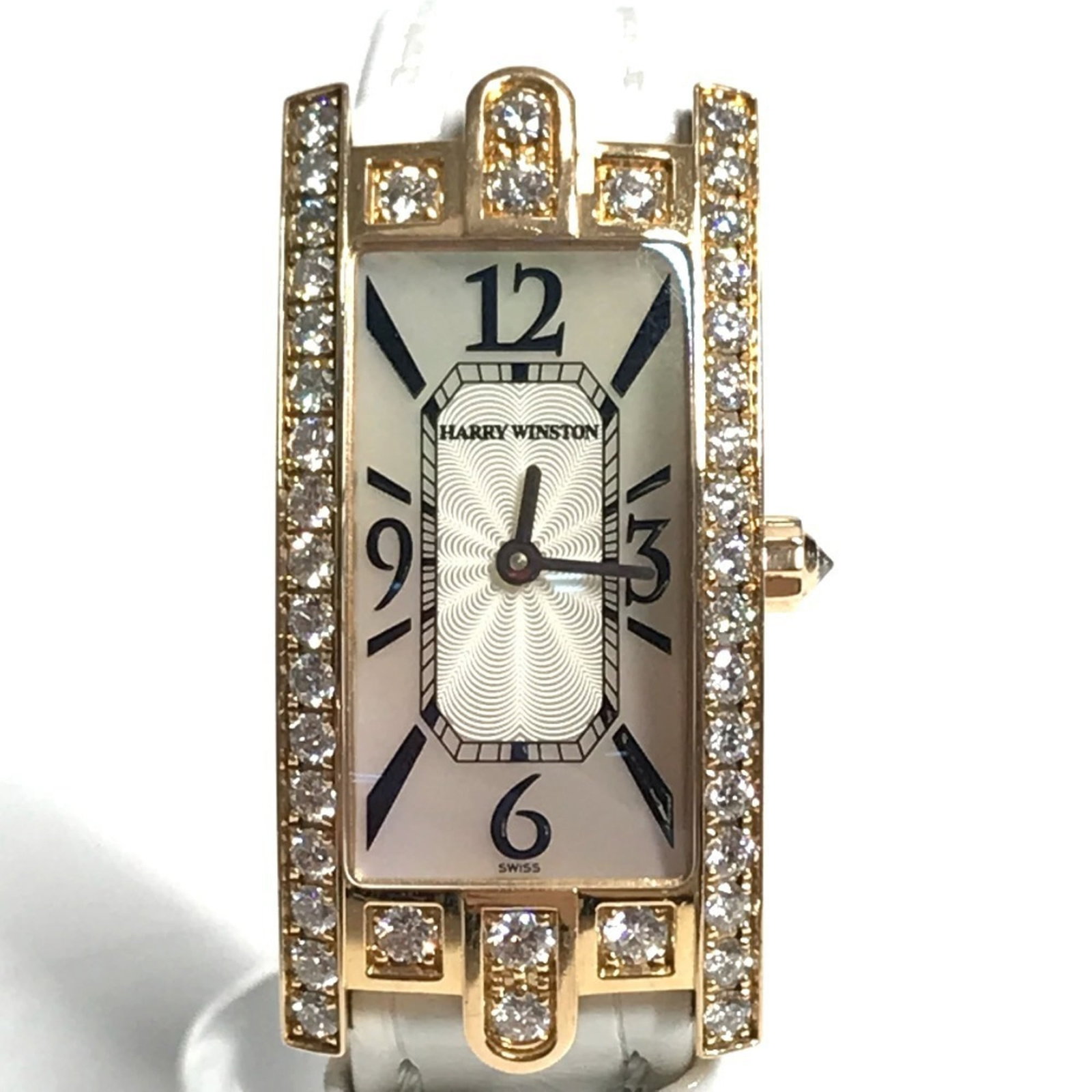 Harry Winston Wristwatch: Harry Winston Wristwatch Gold (18K) case, quartz movement, and elegant design make this Harry Winston wristwatch a sophisticated timepiece. Measuring 15cm in length, it's designed to fit comfortably