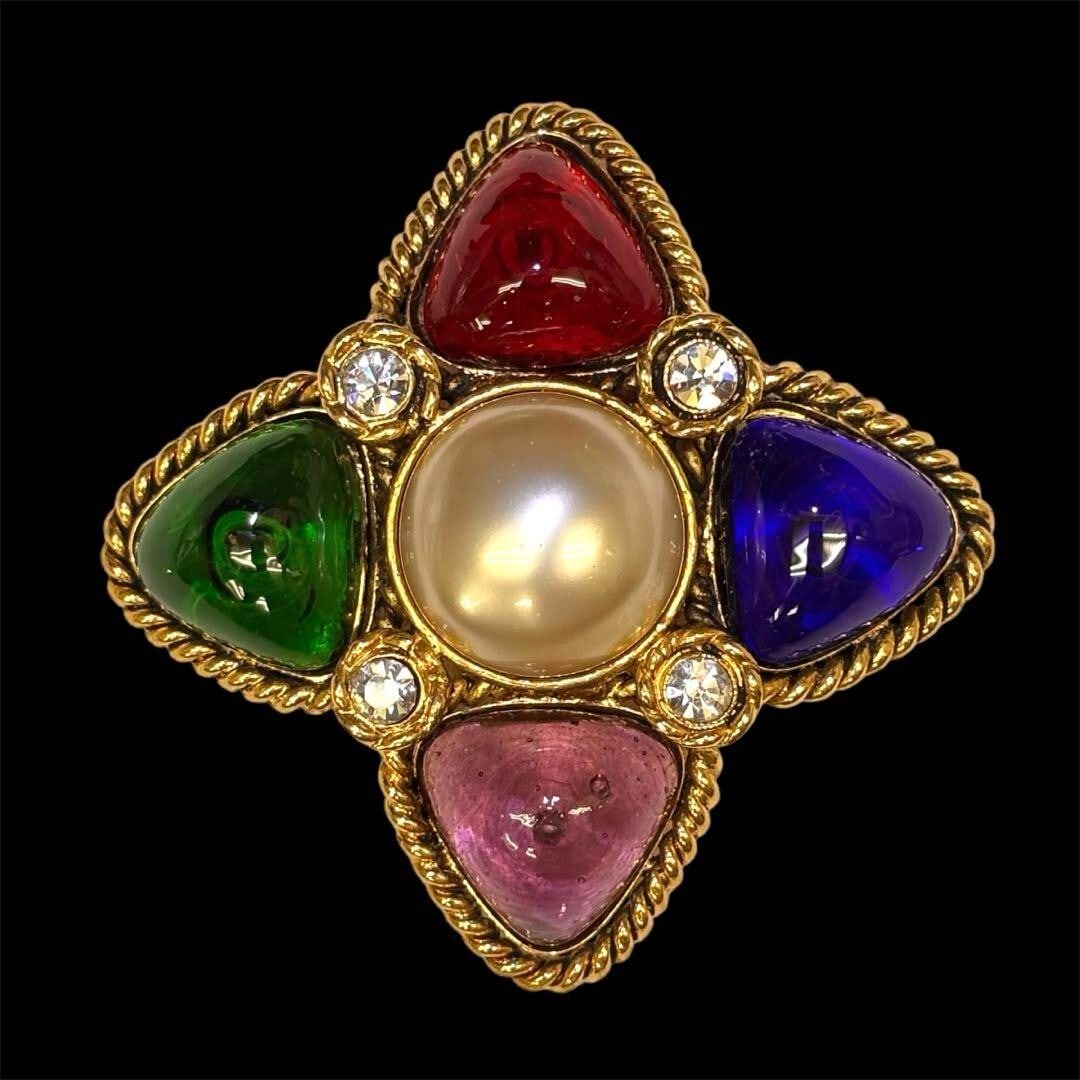 Vintage CHANEL 2 3 Multicolored Gripoix and Faux Pearl Pin Brooch w/ Box: Vintage CHANEL 2 3 Multicolored Gripoix and Faux Pearl Pin Brooch w/ Box Item Specifics: Materials Sourced From: France Brand: CHANEL Type: Brooch Color: Gold Material: Metal Main Stone Color: Multico