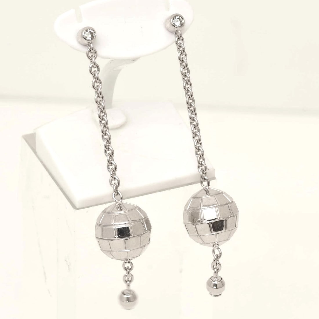 Piaget Diamond 18k White Gold Dangle Drop Swing Ball Earrings 50mm Long 11.8g: Piaget Diamond 18k White Gold Dangle Drop Swing Ball Earrings 50mm Long 11.8g Item Specifics: Antique: No Number Of Diamonds: 2 Shape: Ball Occasion: Anniversary Birthday Christening Christmas Confirm