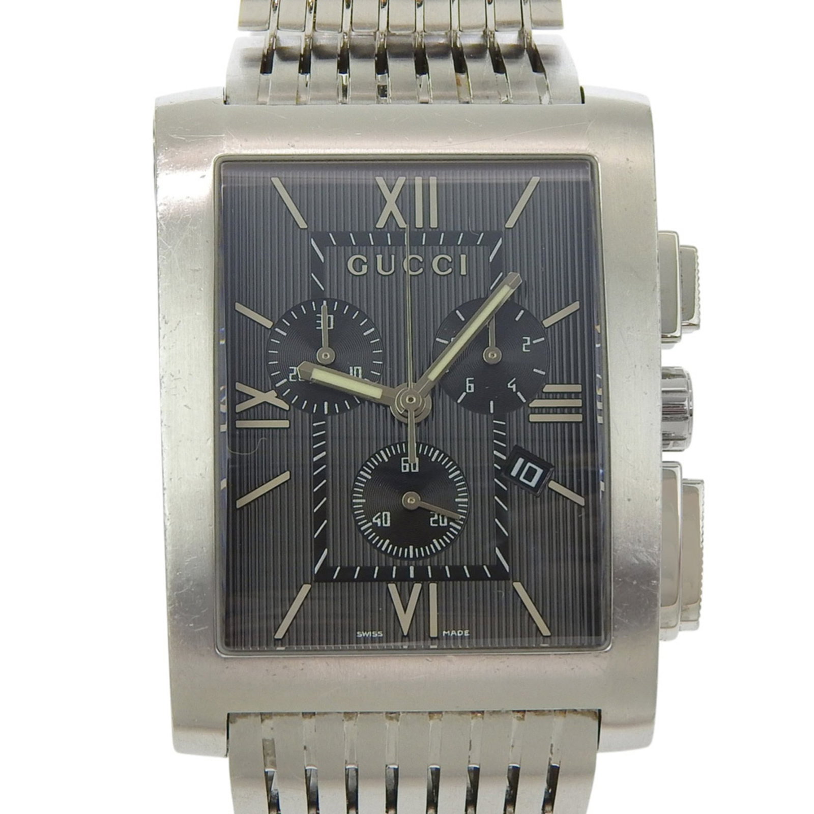Wristwatch from Gucci: Wristwatch from Gucci Stainless steel case and band, the Gucci wristwatch boasts a sleek black dial. With a quartz movement and dimensions of 34mm, it's designed to fit comfortably on wrists up to 18c