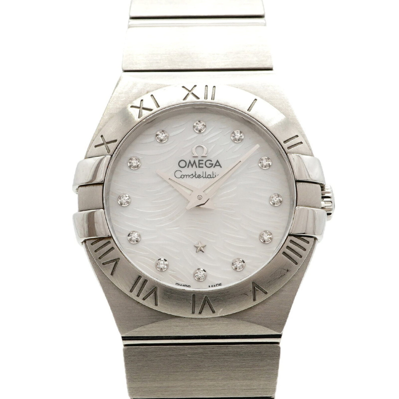 Omega Wristwatch: Omega Wristwatch Stainless steel band and white dial make for a sleek and modern look, while the quartz movement ensures reliable timekeeping. With a compact case diameter of just 27mm, this Omega wri