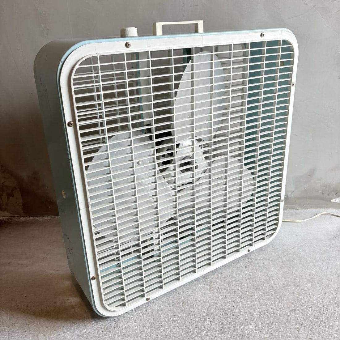 Electric fan box working blue retro interior vintage usa kmart 1960s 1970s: Electric fan box working blue retro interior vintage usa kmart 1960s 1970s Item Specifics: Type: Table/Desk Product Disclaimer: Measurements approximate; colors may vary due to lighting. While we stri