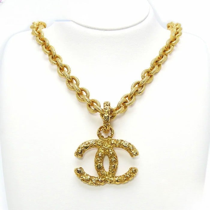 Chain necklace pendant vintage CC Coco Chanel original box mark 93A with: Chain necklace pendant vintage CC Coco Chanel original box mark 93A with Item Specifics: Brand: CHANEL Type: Necklace Color: Gold Style: Pendant Base Metal: Gold Plated Material: Metal Metal: Gold Pla