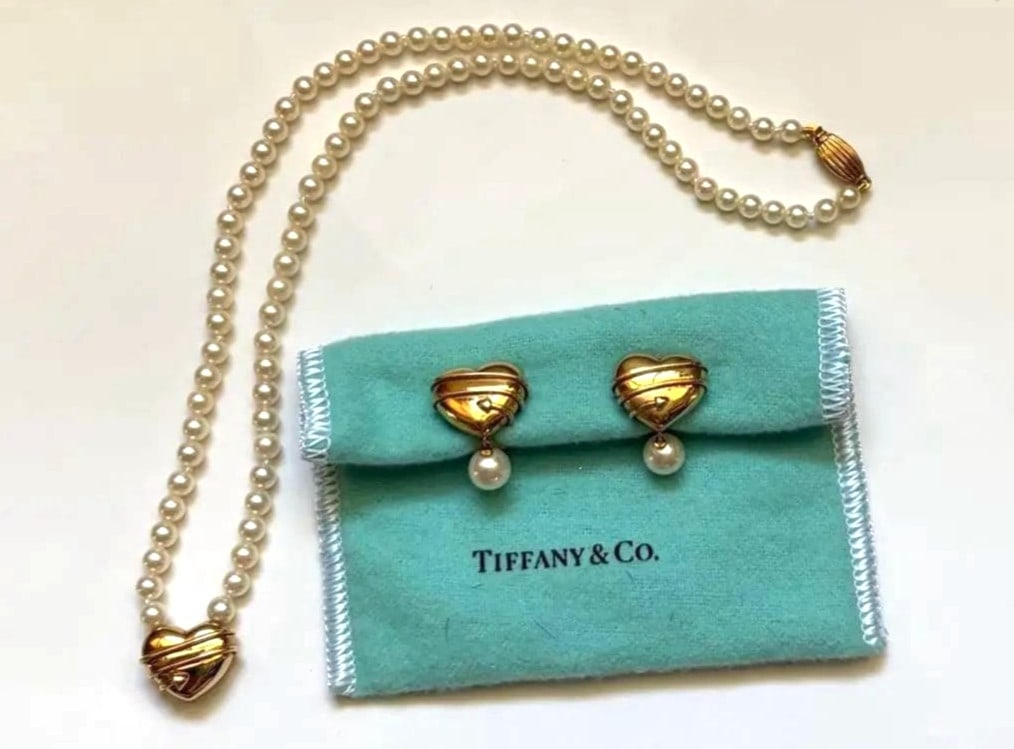 Tiffany & Co Pearl 18k Gold Cupid Heart Arrow Necklace Set Earrings: Tiffany & Co Pearl 18k Gold Cupid Heart Arrow Necklace Set Earrings Item Specifics: Pendant Shape: Heart Occasion: Anniversary Birthday Christening Christmas Confirmation/Communion Engagement Father's