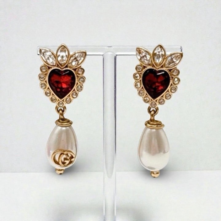 Heart Motif Clored Stone Dangle Earring Gucci Red Double G Pearl Faux: Heart Motif Clored Stone Dangle Earring Gucci Red Double G Pearl Faux Item Specifics: Shape: Heart Closure: Stud Color: Gold Main Stone Color: Red White Material: Metal Crystal Faux Pearl Main Stone: 