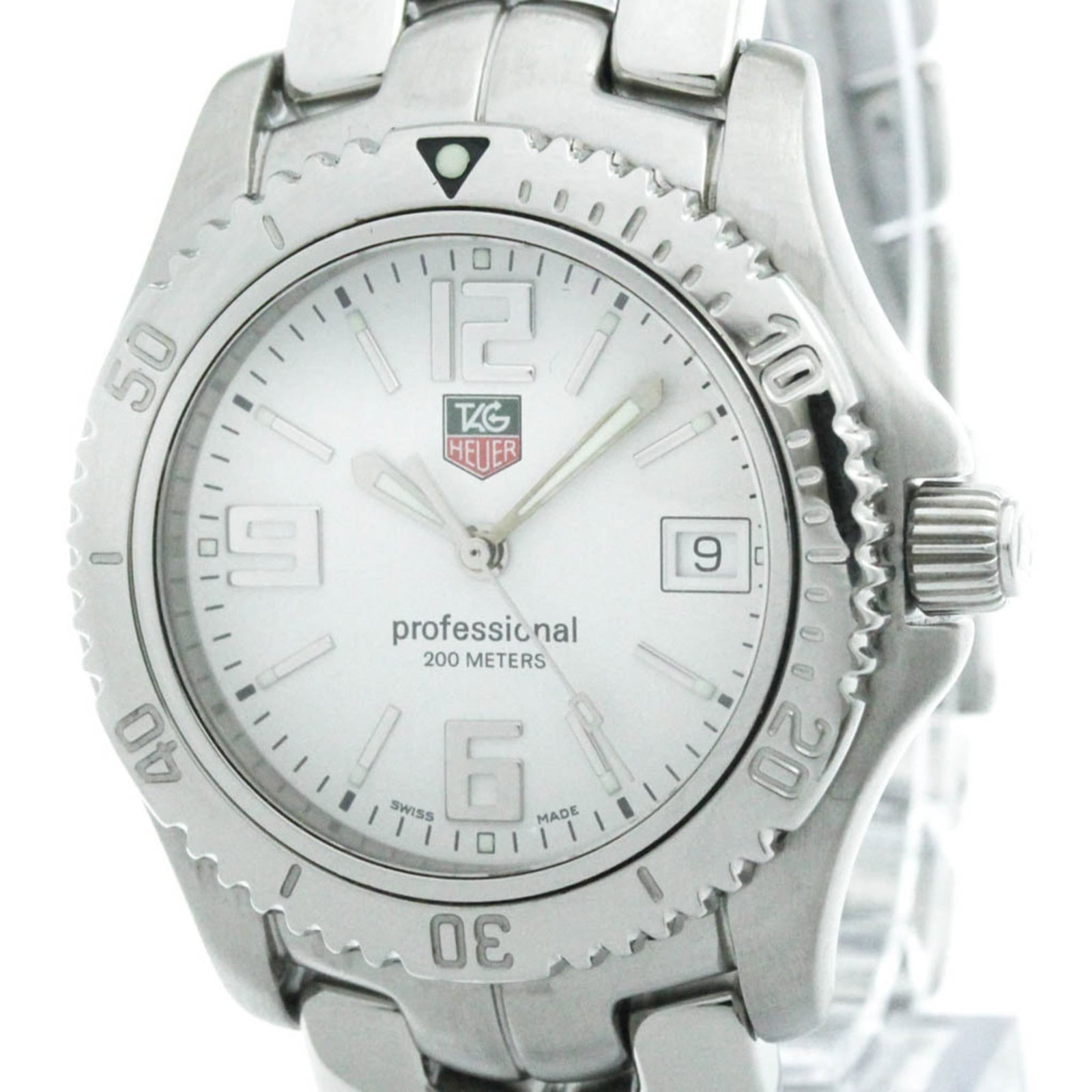 Wristwatch by Tag Heuer: Wristwatch by Tag Heuer Stainless steel case and band provide a sleek, sporty look for men. The white dial features a quartz movement with date function, keeping time accurately. Weighing in at 120g, 