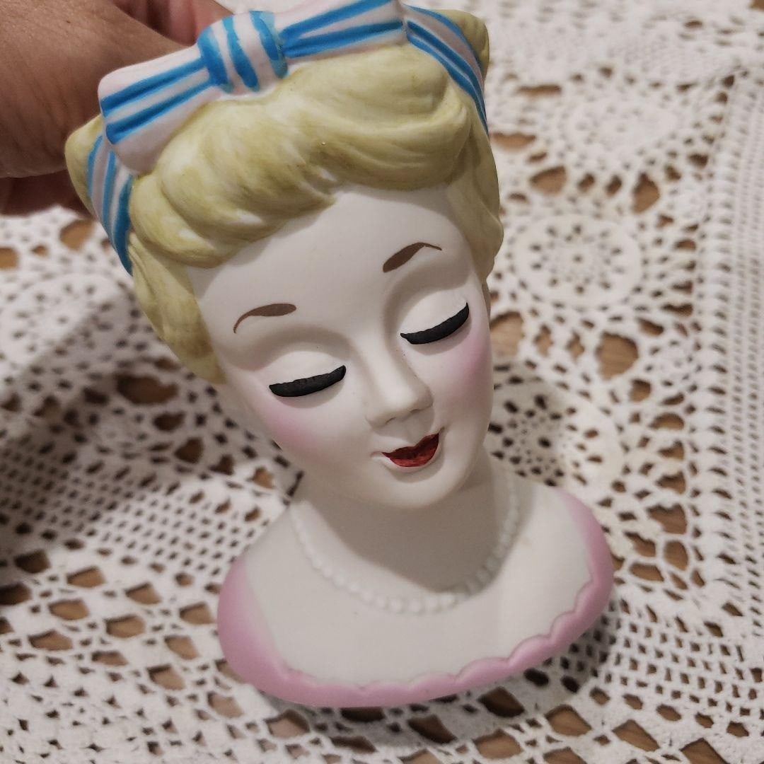 Collectible Blush Holder Makeup Accessory Limited Edition Cosmetic Case: Collectible Blush Holder Makeup Accessory Limited Edition Cosmetic Case Item Specifics: Brand: JAPAN Type: Head Vase Theme: Christmas Subject: Girl Product Disclaimer: Measurements approximate; colors