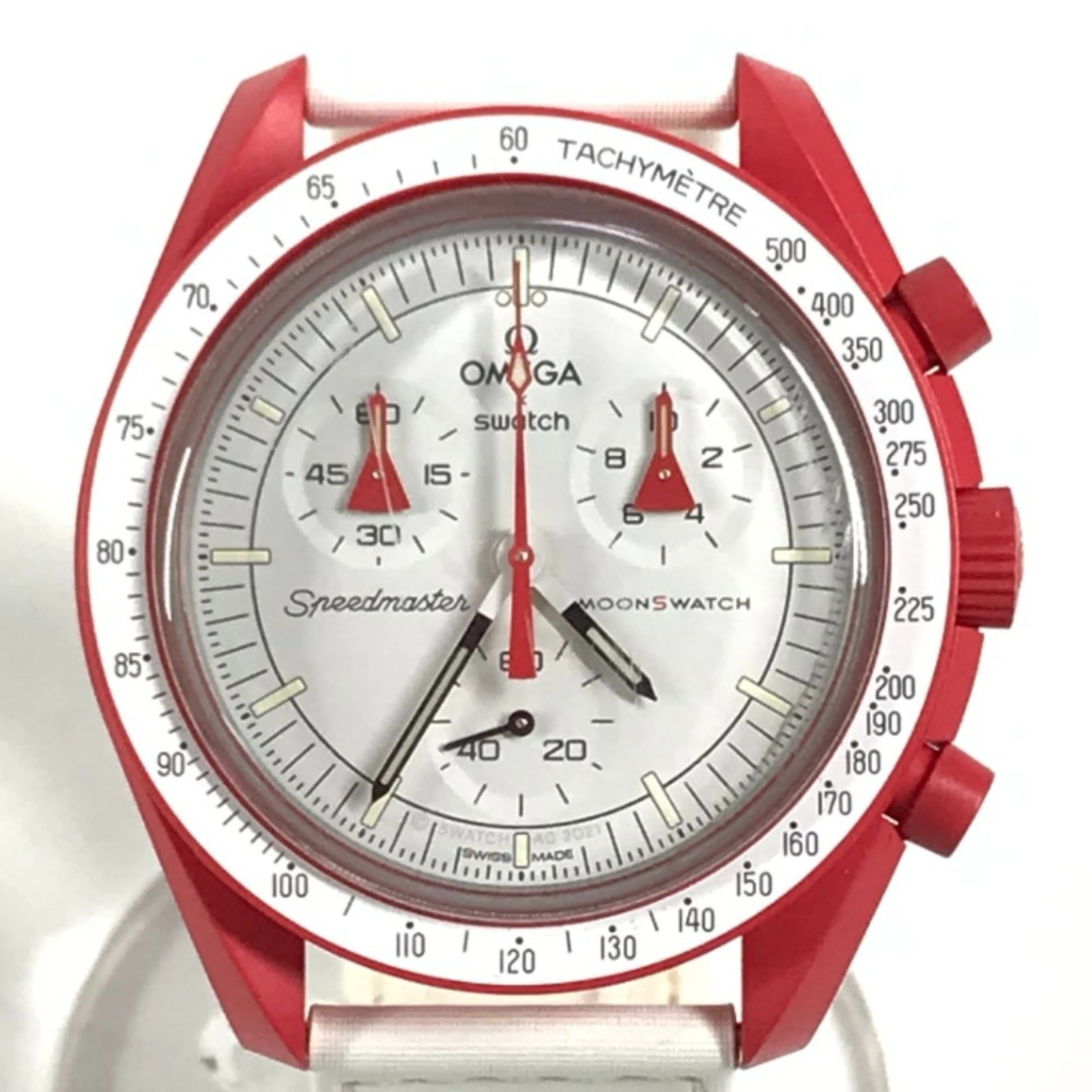 Omega Wristwatch: Omega Wristwatch White quartz Omega wristwatch with a 40mm case diameter, presented in an inner and outer box. This timepiece features a sleek design and is powered by a reliable quartz movement. A co