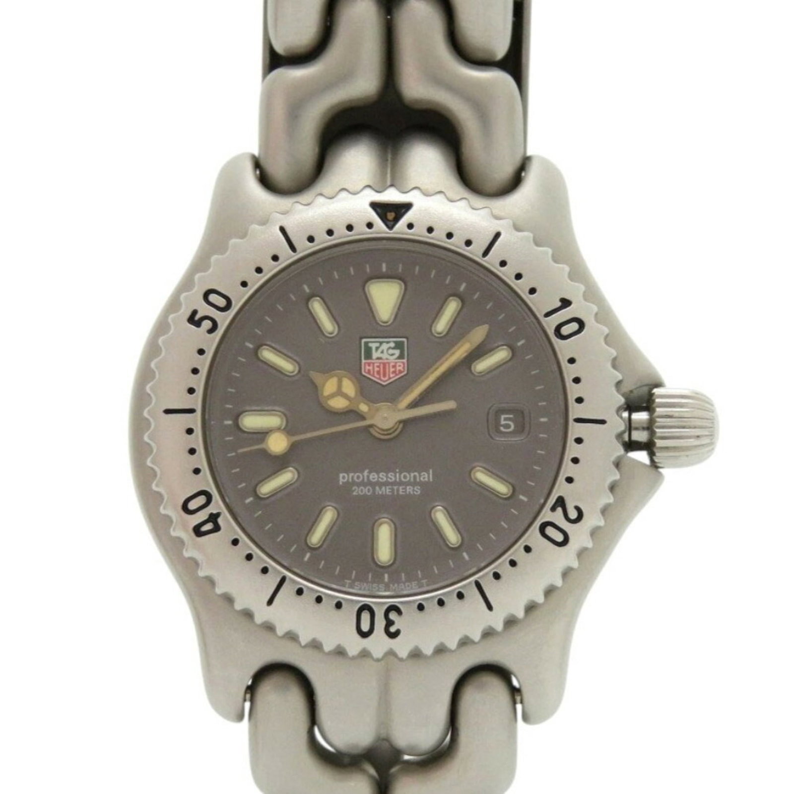 Tag Heuer Wristwatch: Tag Heuer Wristwatch Stainless steel case and band, a sleek and modern design, adds a touch of sophistication to this Tag Heuer wristwatch. With its quartz movement and 28mm case diameter, this watch 