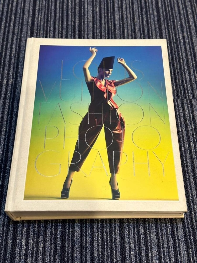 Louis Vuitton Fashion Photography Book (English Edition) - Large Hardcover: Louis Vuitton Fashion Photography Book (English Edition) - Large Hardcover Item Specifics: Binding: Hardcover Place Of Publication: France Language: English Illustrator: Patrick Demarchelier Special A