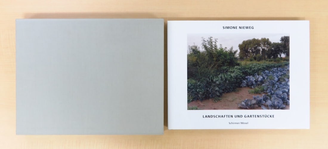 Simone Nieweg - Landshaften und Gartenstucke ED100 Photo book Signed Photo Print: Simone Nieweg - Landshaften und Gartenstucke ED100 Photo book Signed Photo Print Item Specifics: Binding: Hardcover Language: English Signed: Yes Special Attributes: Collector's Edition Limited Editio