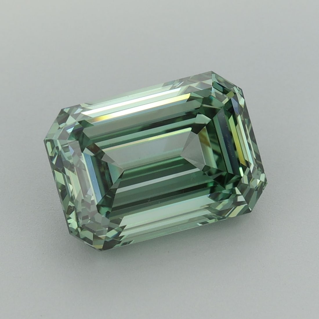 IGI Emerald 4.02ct Fancy Vivid Green VVS2 - Loose Lab Diamond: IGI Emerald 4.02ct Fancy Vivid Green VVS2 - Loose Lab Diamond Item Specifics: Source: This Is A Real Diamond Grown In A Lab Not Mined. Carat: 4.02 Cut: - Color: Fancy Vivid Green Clarity: VVS2 Polish: