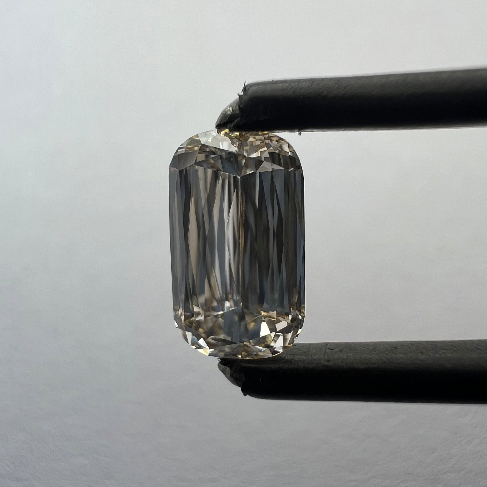 Cushion Brilliant 0.92ct H VVS2 - Loose Lab Diamond: Cushion Brilliant 0.92ct H VVS2 - Loose Lab Diamond Item Specifics: Source: This Is A Real Diamond Grown In A Lab Not Mined. Carat: 0.92 Cut: - Color: H Clarity: VVS2 Polish: VG Symmetry: VG Measureme