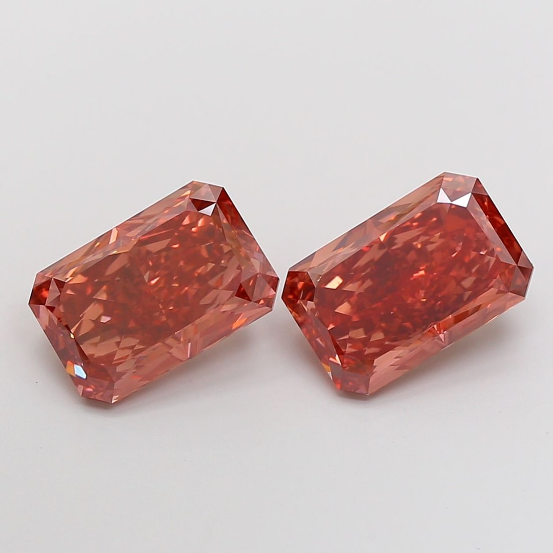 IGI Radiant 5.04ct Fancy Vivid Red VVS2 - Loose Lab Diamond: IGI Radiant 5.04ct Fancy Vivid Red VVS2 - Loose Lab Diamond Item Specifics: Source: This Is A Real Diamond Grown In A Lab Not Mined. Carat: 5.04 Cut: - Color: Fancy Vivid Red Clarity: VVS2 Polish: EX 