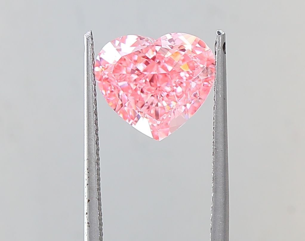 IGI Heart 3.54ct Fancy Vivid Pink VVS2 - Loose Lab Diamond: IGI Heart 3.54ct Fancy Vivid Pink VVS2 - Loose Lab Diamond Item Specifics: Source: This Is A Real Diamond Grown In A Lab Not Mined. Carat: 3.54 Cut: - Color: Fancy Vivid Pink Clarity: VVS2 Polish: EX 
