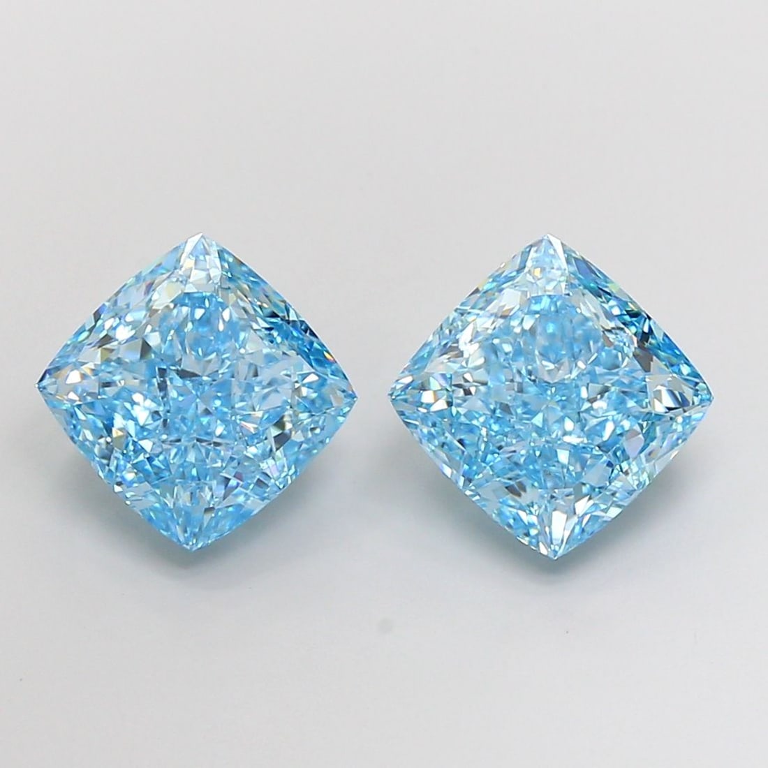IGI Cushion Modified 5.12ct Fancy Vivid Blue VVS2 - Loose Lab Diamond: IGI Cushion Modified 5.12ct Fancy Vivid Blue VVS2 - Loose Lab Diamond Item Specifics: Source: This Is A Real Diamond Grown In A Lab Not Mined. Carat: 5.12 Cut: - Color: Fancy Vivid Blue Clarity: VVS2 