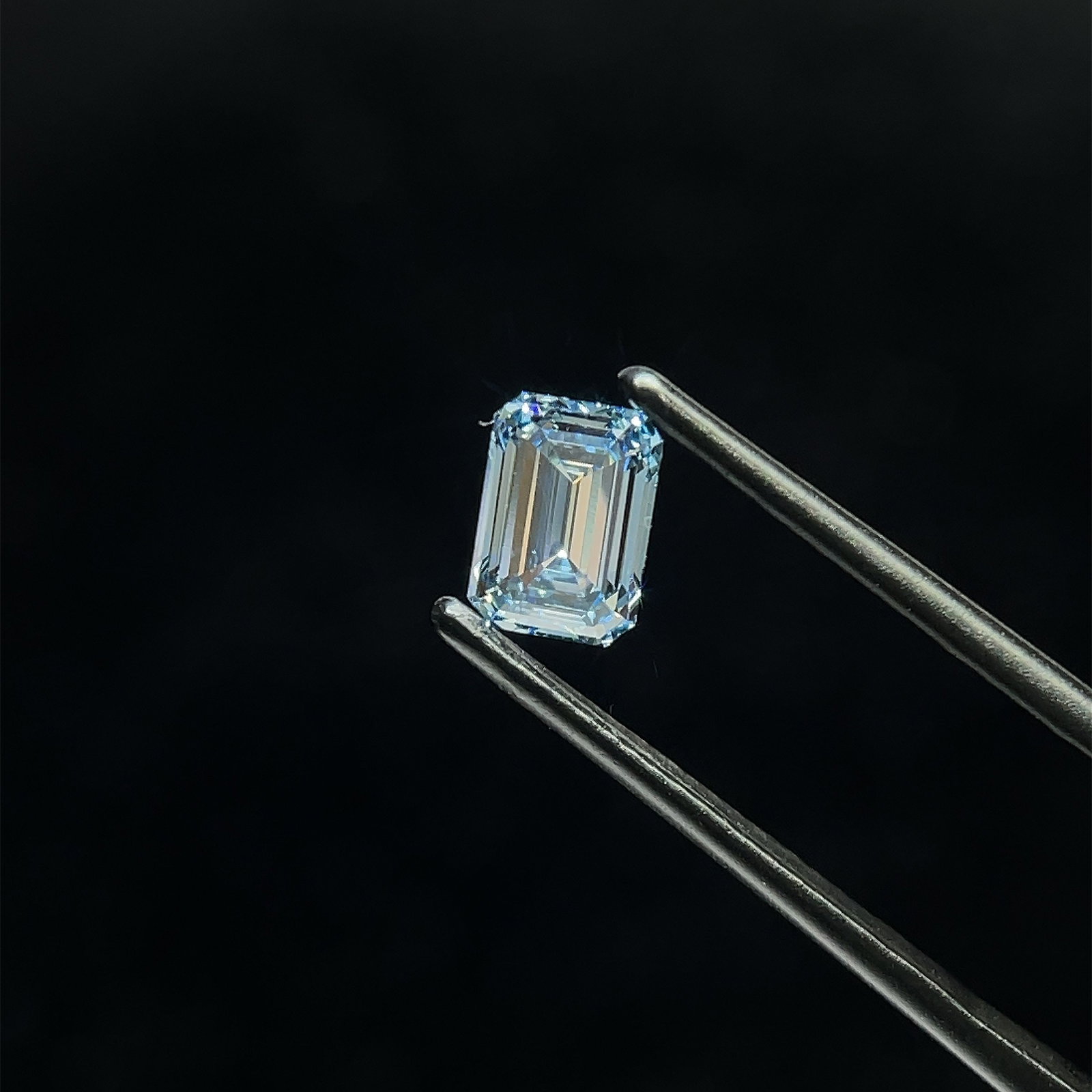 IGI Emerald 1.09ct Fancy Vivid Blue VVS2 - Loose Lab Diamond: IGI Emerald 1.09ct Fancy Vivid Blue VVS2 - Loose Lab Diamond Item Specifics: Source: This Is A Real Diamond Grown In A Lab Not Mined. Carat: 1.09 Cut: - Color: Fancy Vivid Blue Clarity: VVS2 Polish: E