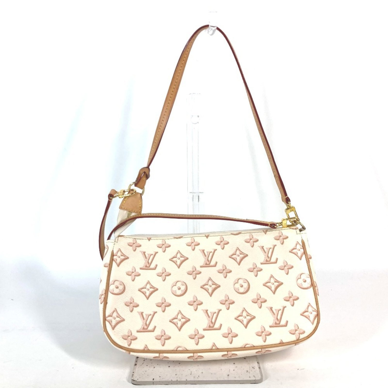 Shoulder Bag Monogram Pochette Louis Vuitton: Shoulder Bag Monogram Pochette Louis Vuitton The Louis Vuitton Monogram Pochette is a stylish shoulder bag with a classic design. Made from high-quality materials, this beige bag features the iconic L